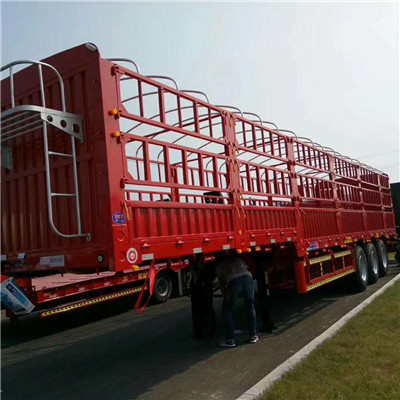 仓栅式半挂车图片